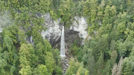 Acercamiento-Lento-A-La-Cascada-De-Wildenstein-En-Los-Alpes-Del-Sur-De-Austria-Con-Un-Bosque-Denso,-Una-Plataforma-Rodante-Aérea-En-Un-Disparo-Revelador