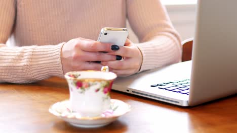 mujer enviando mensajes de texto en el teléfono móvil