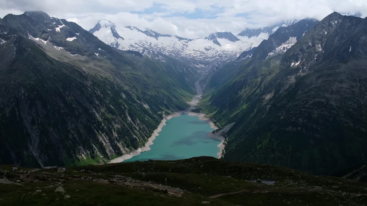 Timelapse aereo del lago Schlegeisseen della centrale idroelettrica nelle Alpi austriache.