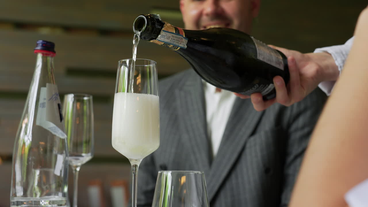 사람들이 식당에서 시간을 보내고 있습니다.