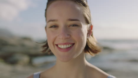 retrato de una hermosa joven en la playa sonriendo alegremente