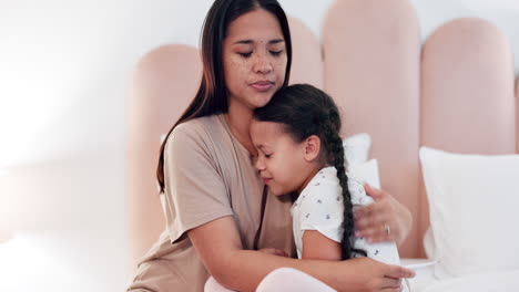 niño enfermo, madre y abrazo con consuelo