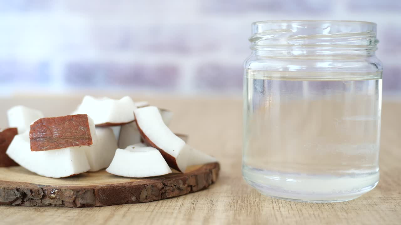 agua de coco y rebanadas de coco