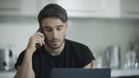 Hombre-De-Negocios-Llama-Al-Teléfono-En-Casa.-Hombre-Profesional-Hablando-Por-Teléfono-Móvil