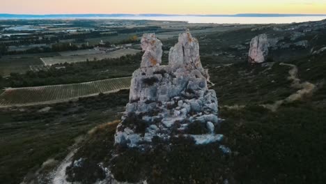 Retiro-De-Drones-Y-Panorámica-A-Través-De-Un-Magnífico-Paisaje-Desde-Blank-Rock,-Provenza-Francia