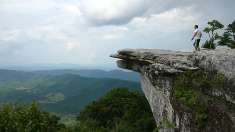 Mann-Mit-360°-Kamera-Filmt-Dramatische-Aussicht-Auf-Den-Appalachian-Trail-Von-Einem-Felsvorsprung-Aus