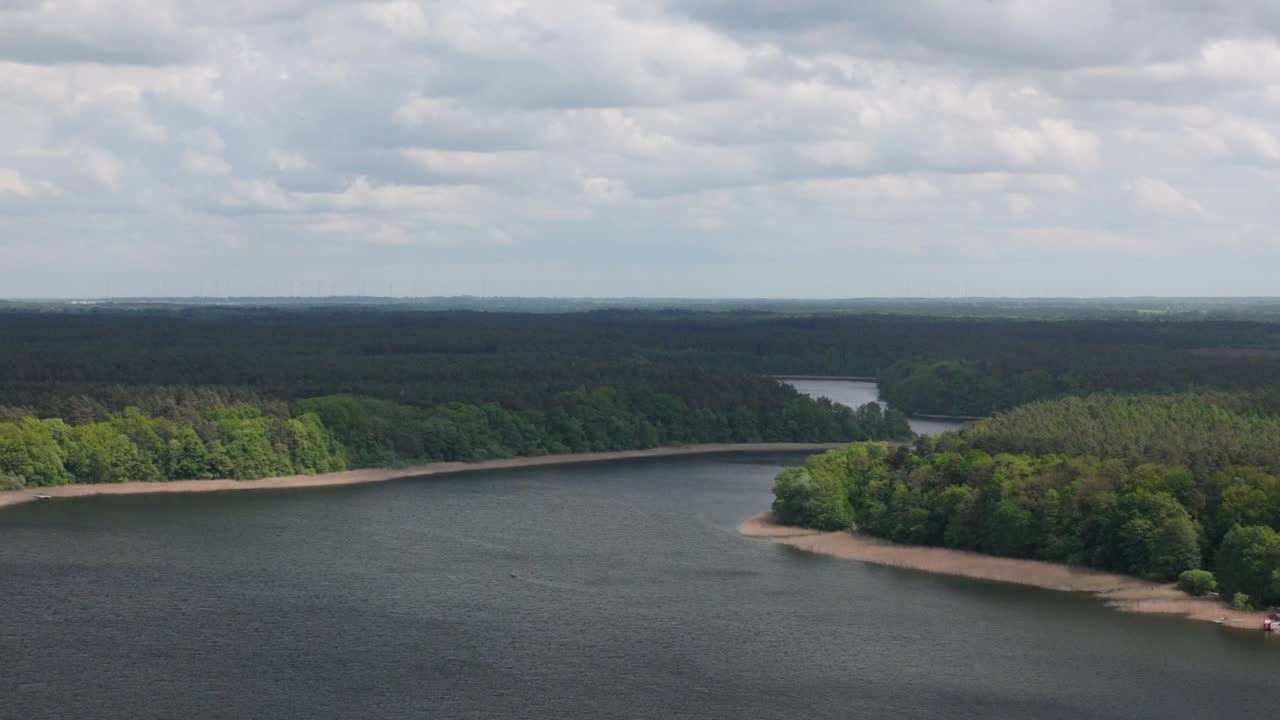 Una vista aerea mozzafiato di un lago sereno circondato da lussureggianti foreste verdi