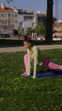 mujer practicando yoga en un parque