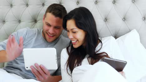 pareja feliz haciendo una videollamada en una tableta digital 4k