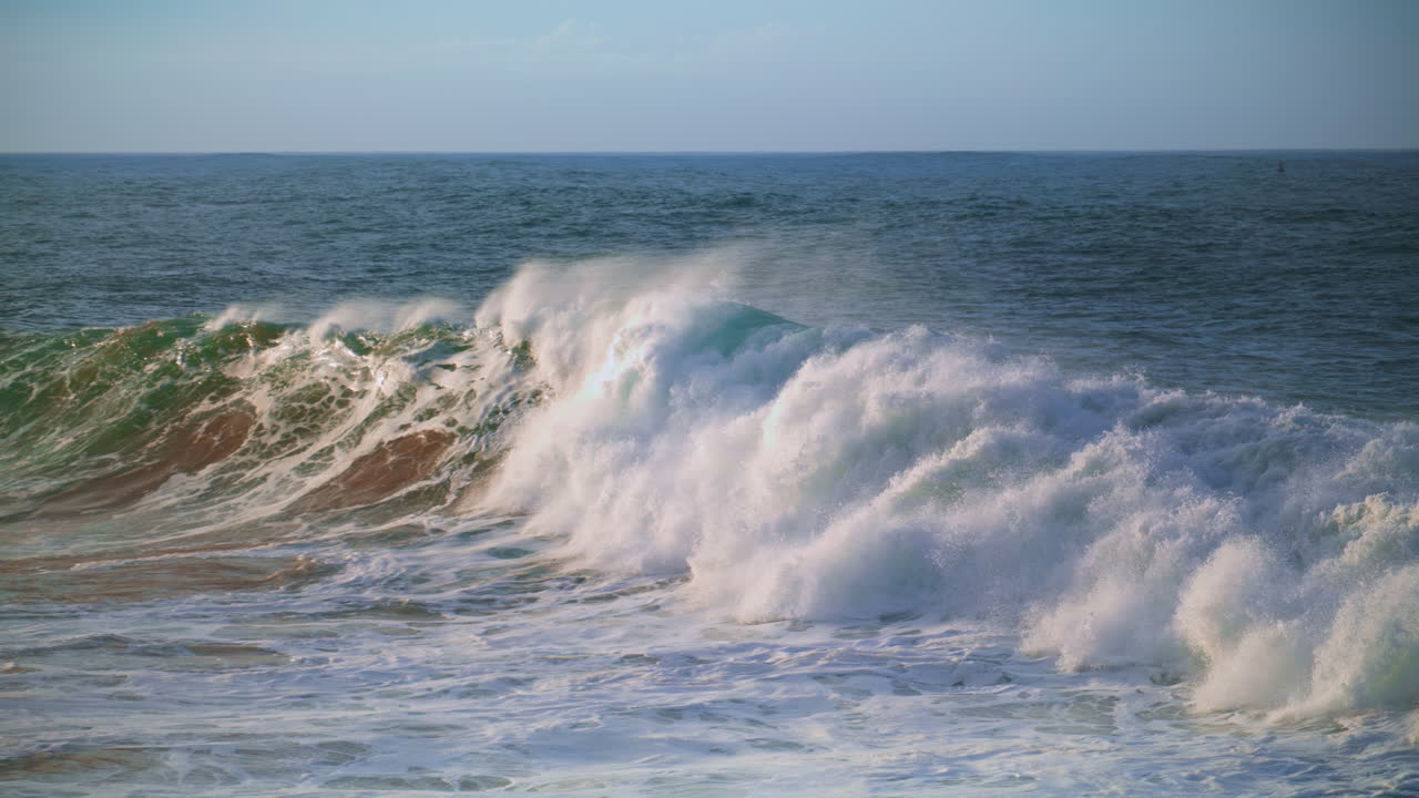 las olas del mar espumosas hinchándose la superficie chocante. grandes salpicaduras de agua blanca poco profundas