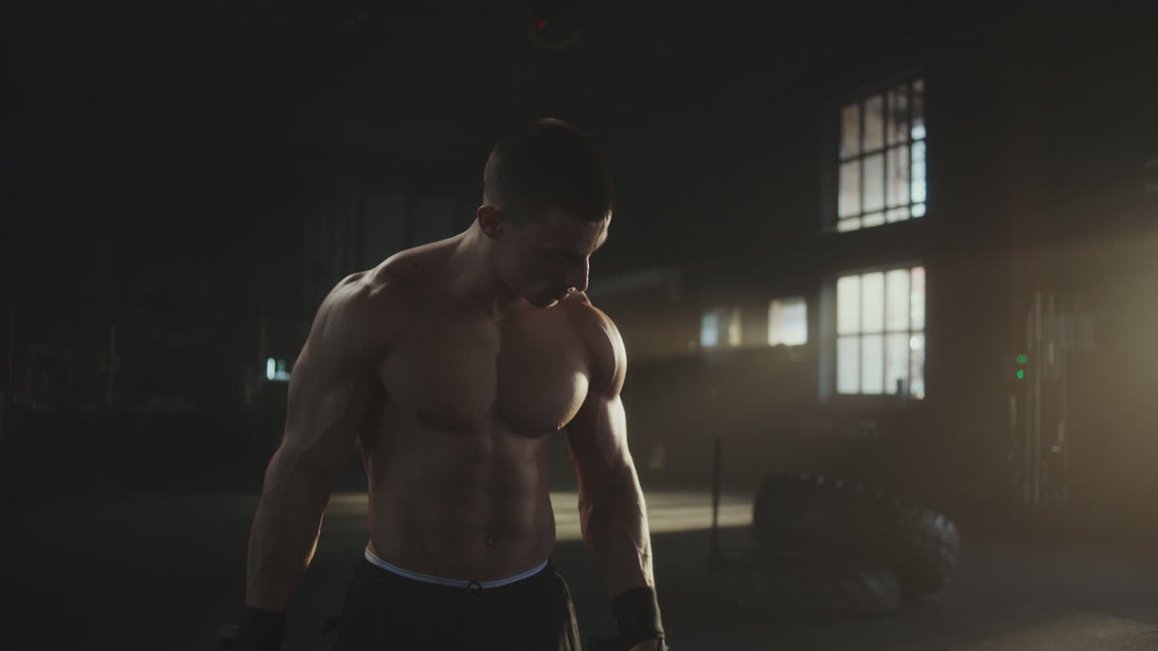 hombre trabajando con pesas