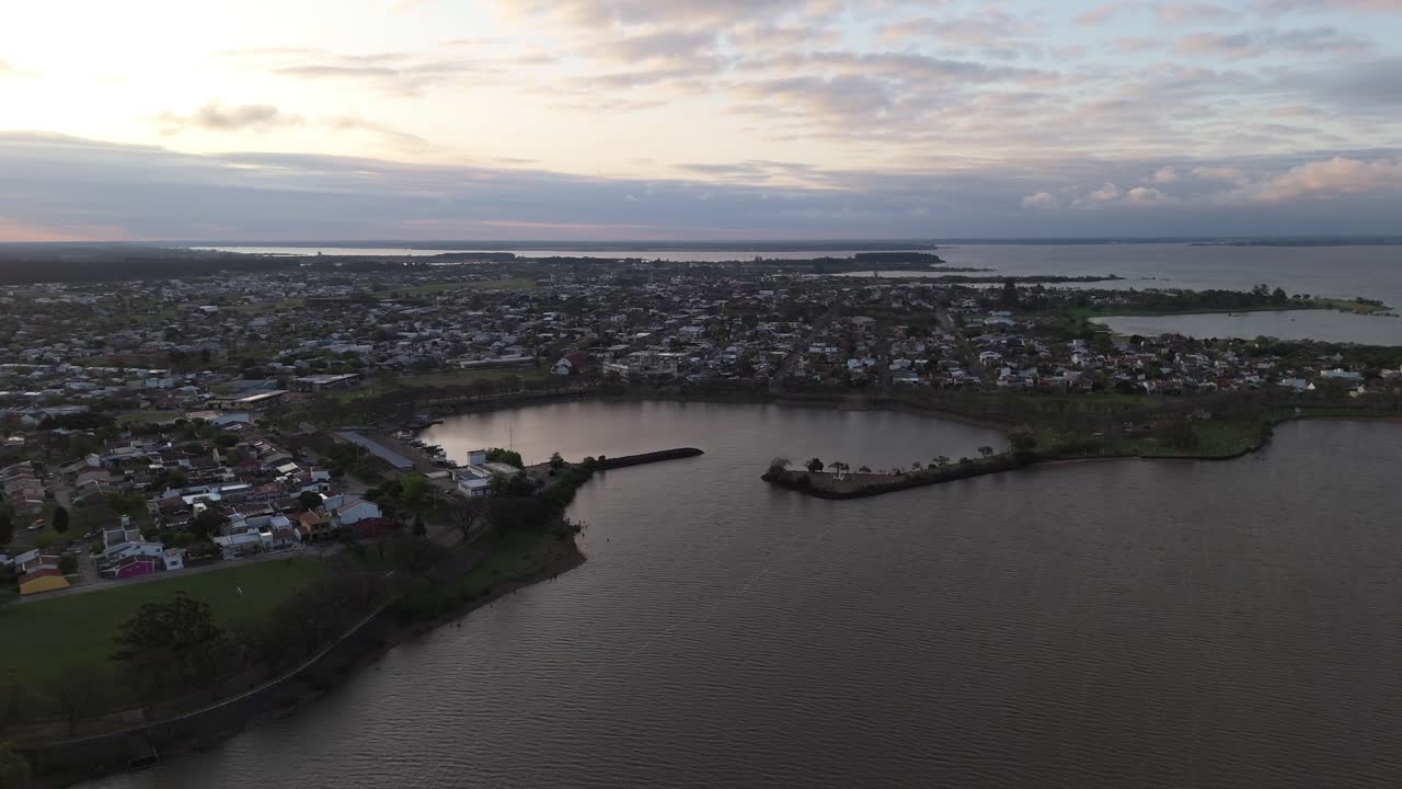 드론 촬영은 아르헨티나 엔트레 리오스 지방의 페데라시온 시의 파노라마 뷰를 포착하여 경치가 아름답고 유명한 온천 리조트를 보여줍니다.
