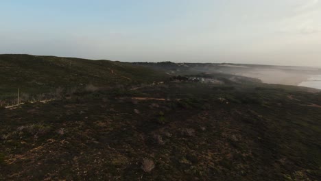 FPV-Luftaufnahmen-Von-POV-Drohnen,-Die-Den-Wunderschönen-Felsigen-Berg-Am-Meer-In-Cascais,-Portugal,-Umarmen,-Mit-Krachenden-Wellen-Im-Hintergrund