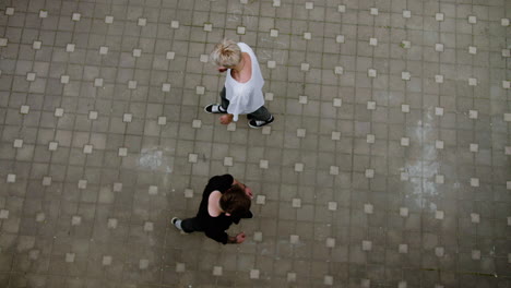 des gens qui font du parkour.