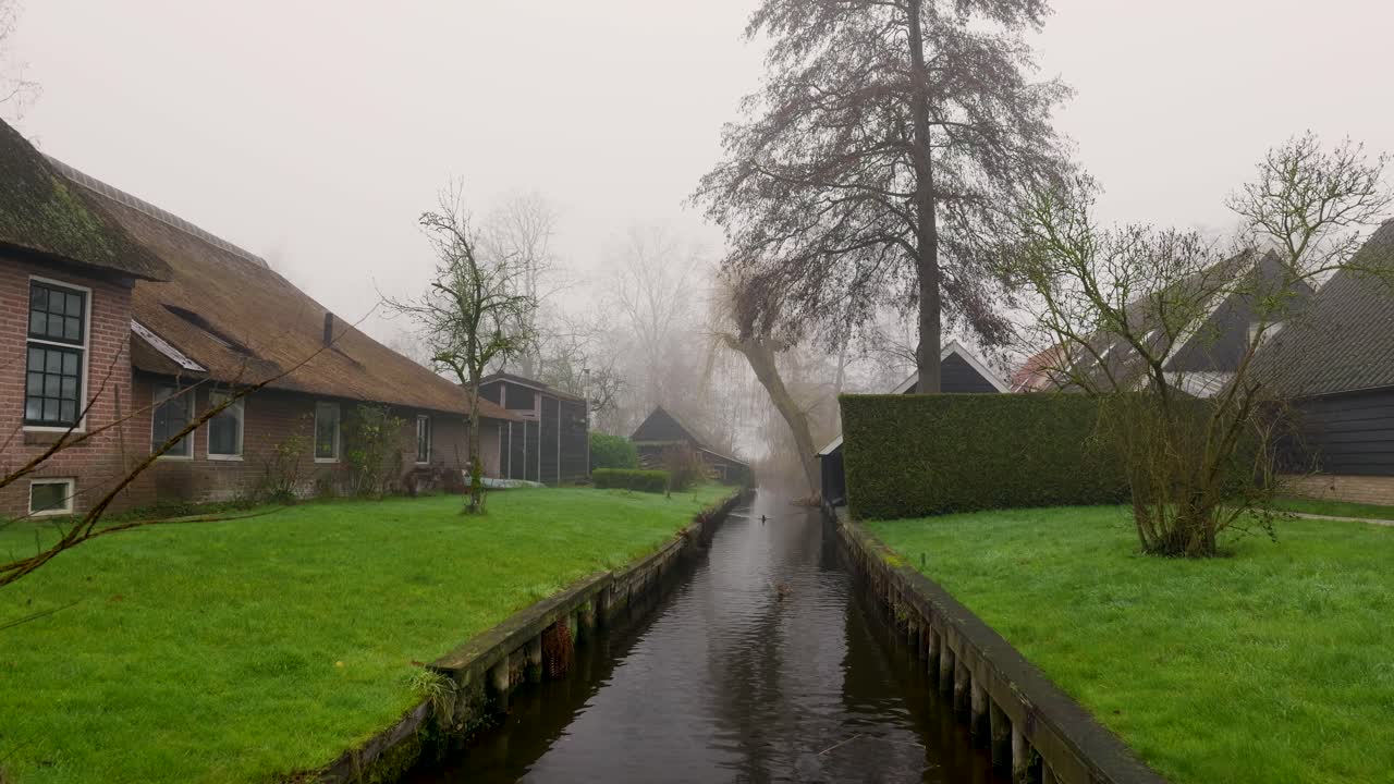 Giethoorn – vesnice v mlze