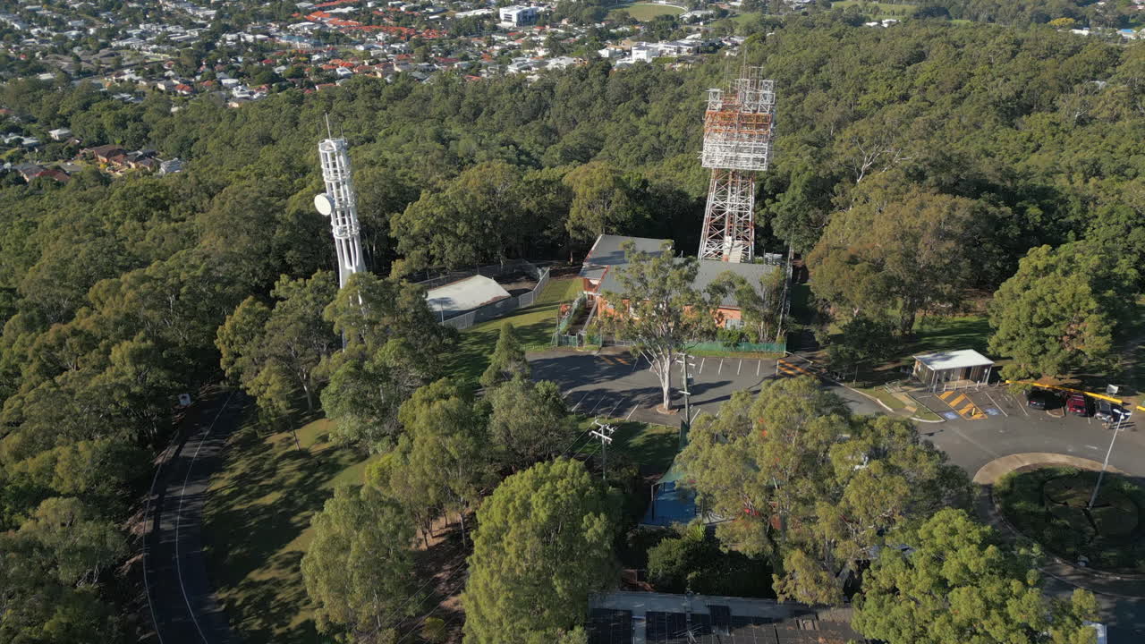 드론은 호주 브리즈번의 마운트 그라바트와 셀 타워를 천천히 지나간다.