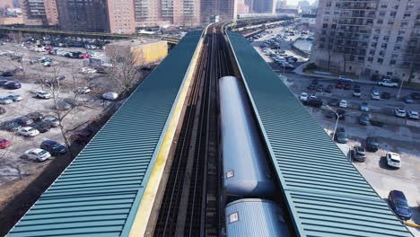 vista de tiro de drone del tren moderno en la calle 8 oeste, coney island, brooklyn, estados unidos