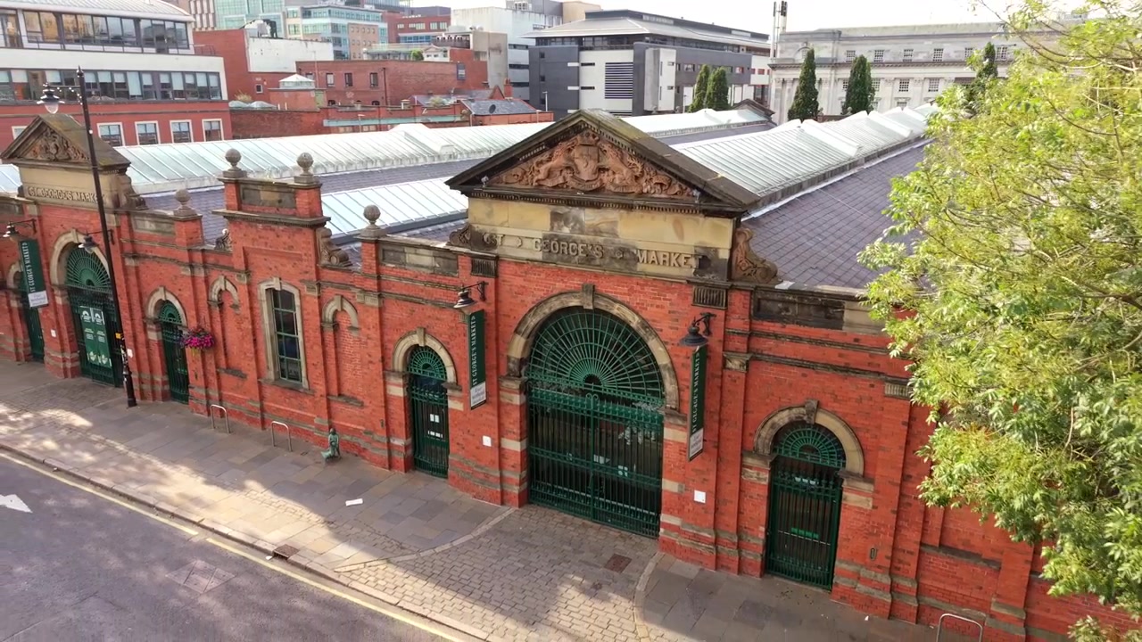 Video aereo ravvicinato con movimento all'indietro 4K 50FPS del mercato di St George nel centro di Belfast, Irlanda del Nord nel Regno Unito. Prodotto in colore Rec709 pronto per la trasmissione