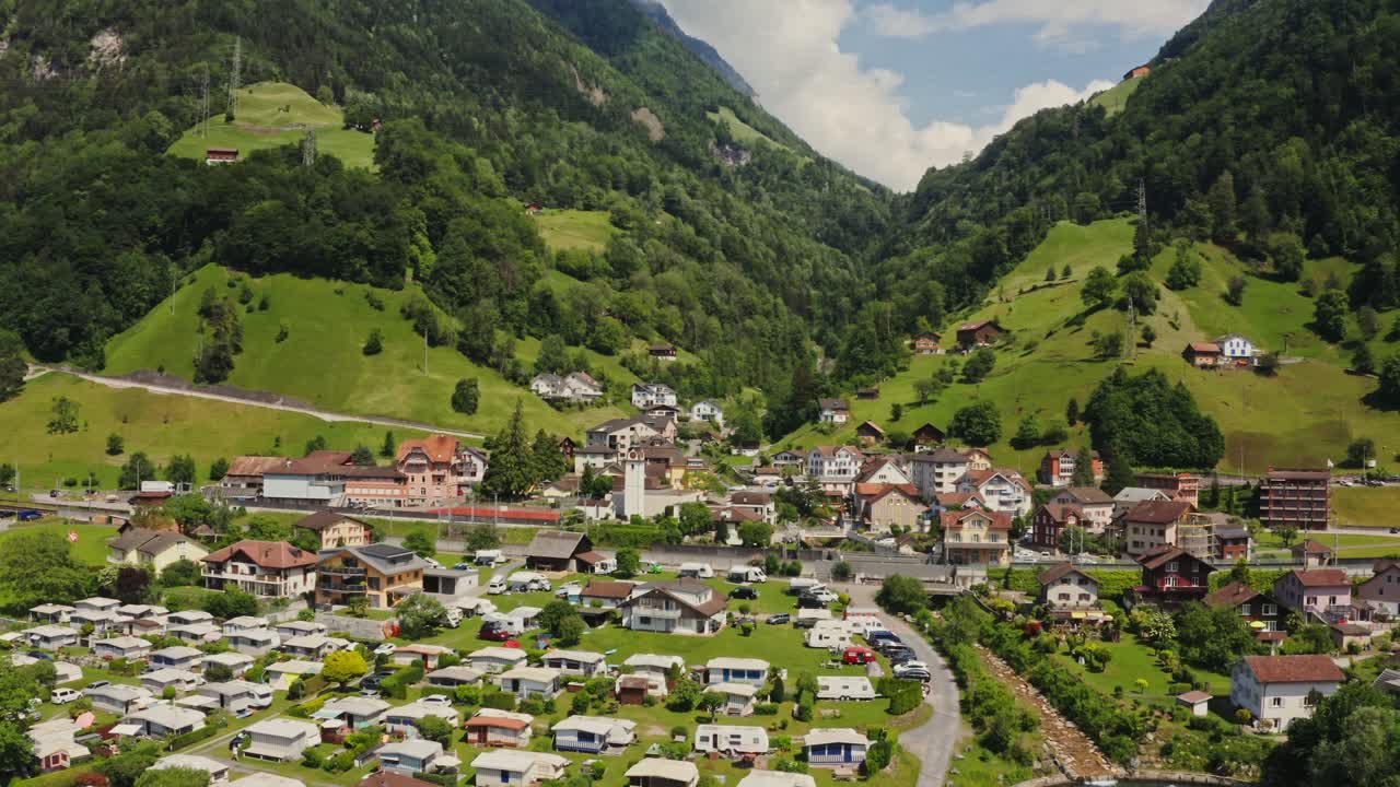 Villaggio svizzero immerso in una valle con area campeggio