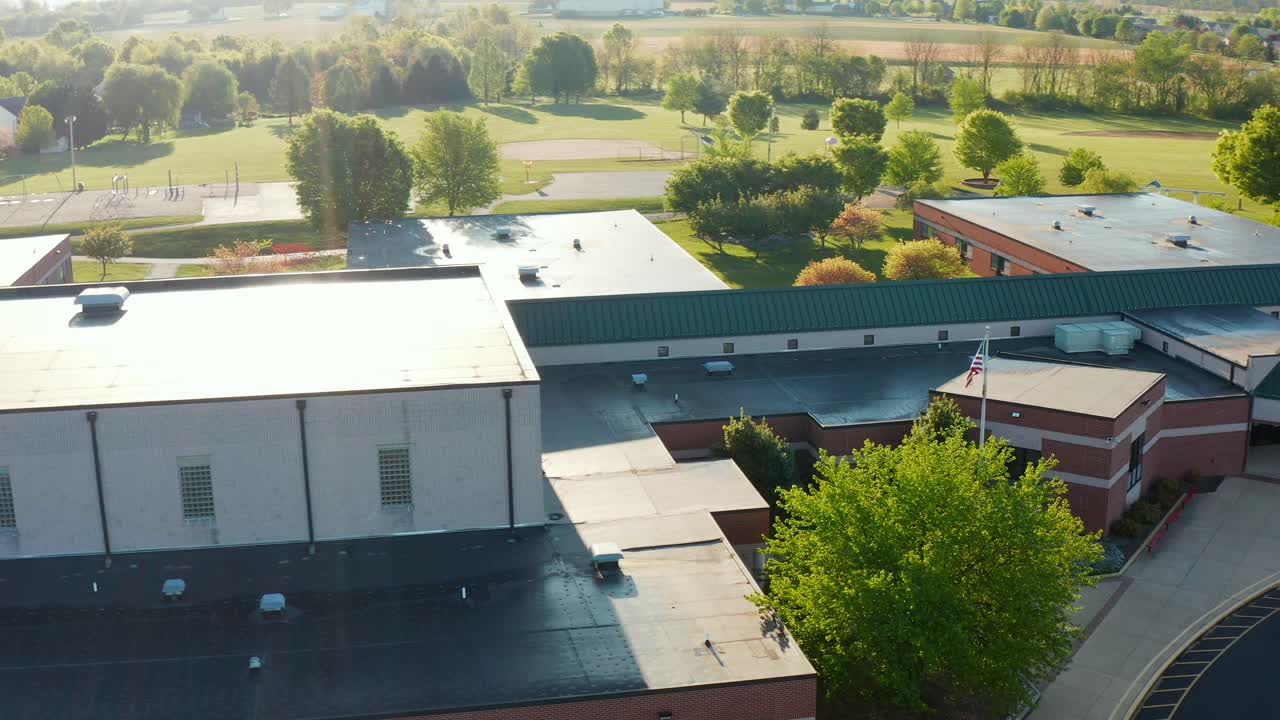 미국 학교 건물의 미국 국기