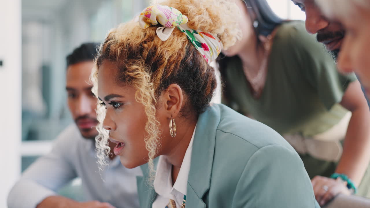 laptop, vincitore e notizie della squadra in ufficio