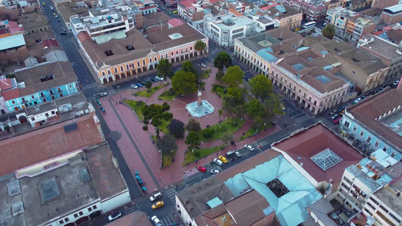 Vista Do Parque Urbano Em Riobamba No Equador, América Do Sul, Com Montanhas Ao Fundo