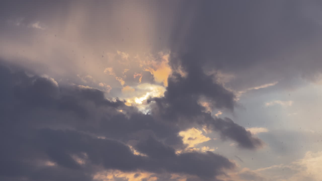 la luz del sol que brilla a través de las nubes de lluvia tormentosa