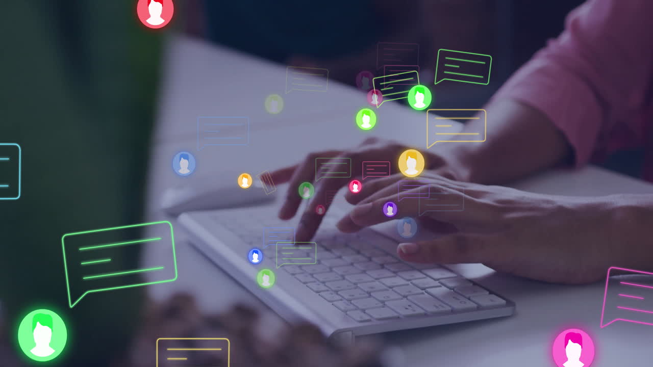 animación de iconos digitales y procesamiento de datos sobre mujer de negocios caucásica usando computadora