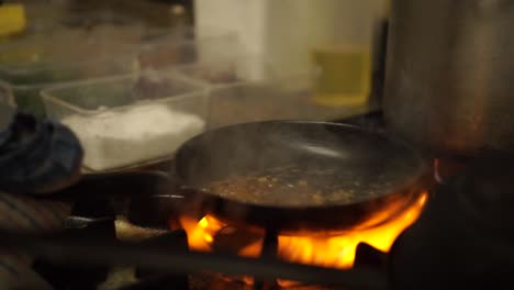 Slowmo---Küchenchef-In-Einer-Luxusrestaurantküche-Mit-Flammenbraten