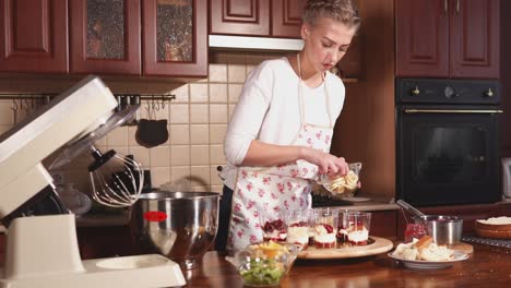 mujer preparando un postre en una cocina