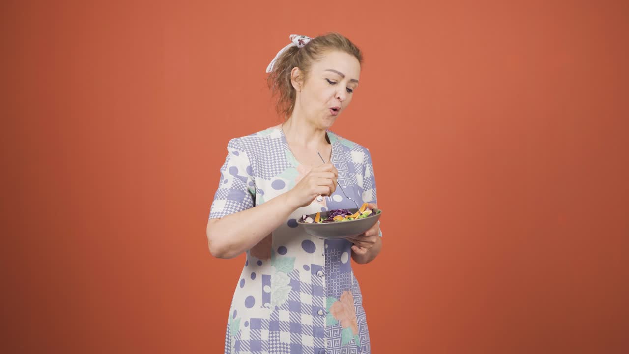 다이어트를 하고 건강하게 먹는 사람. 그녀는  ⁇ 러드를 먹고 춤을 춘다.