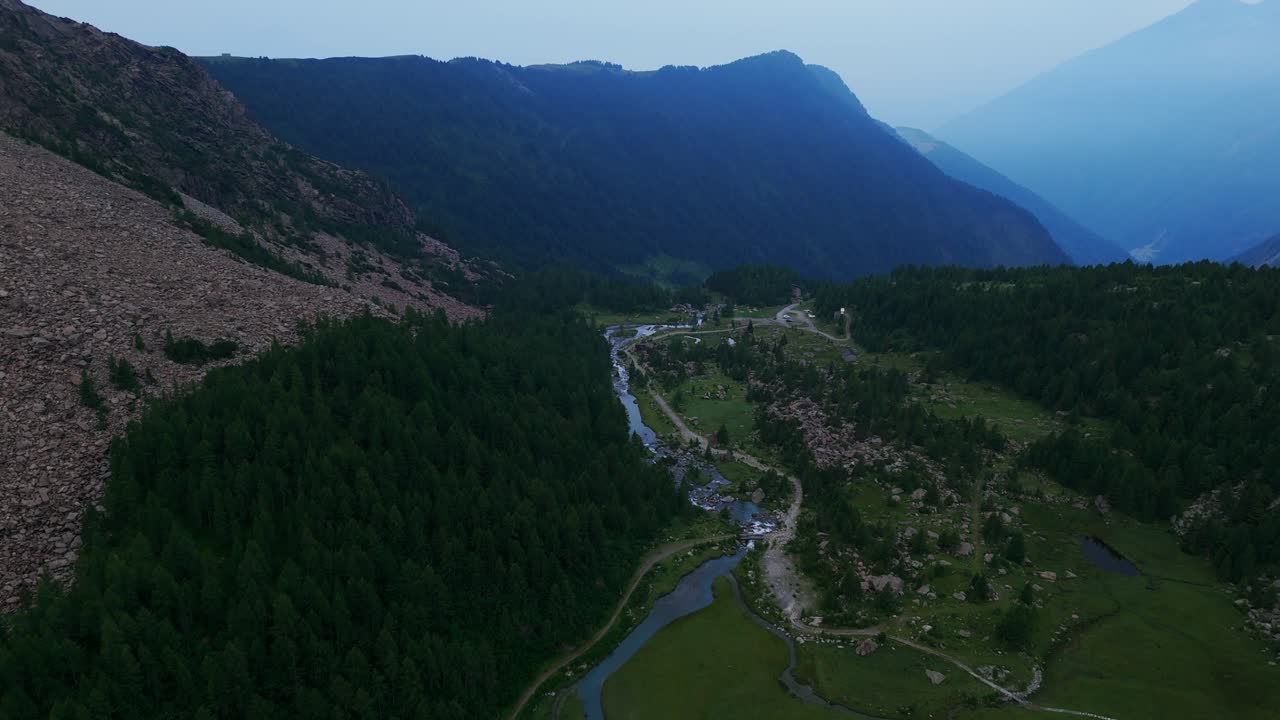 el valle de predarossa y el río duino con montañas de niebla en el fondo