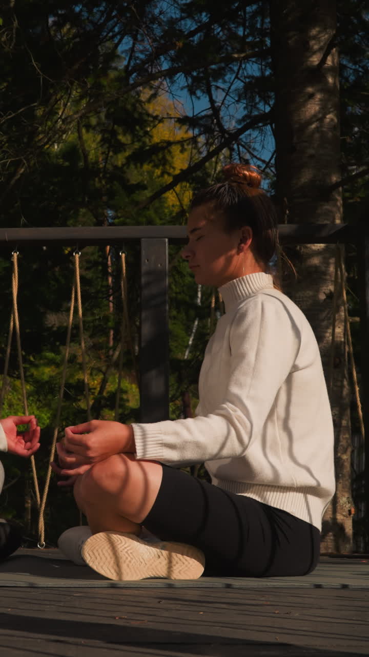 la pareja descubre la unidad en los rituales de meditación. los socios se embarcan en vacaciones transformadoras armonizando la dinámica de la relación dentro del ambiente pacífico del eco-resort.