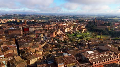 el horizonte histórico de siena con la torre del mangia y los techos de terracota en la soleada toscana
