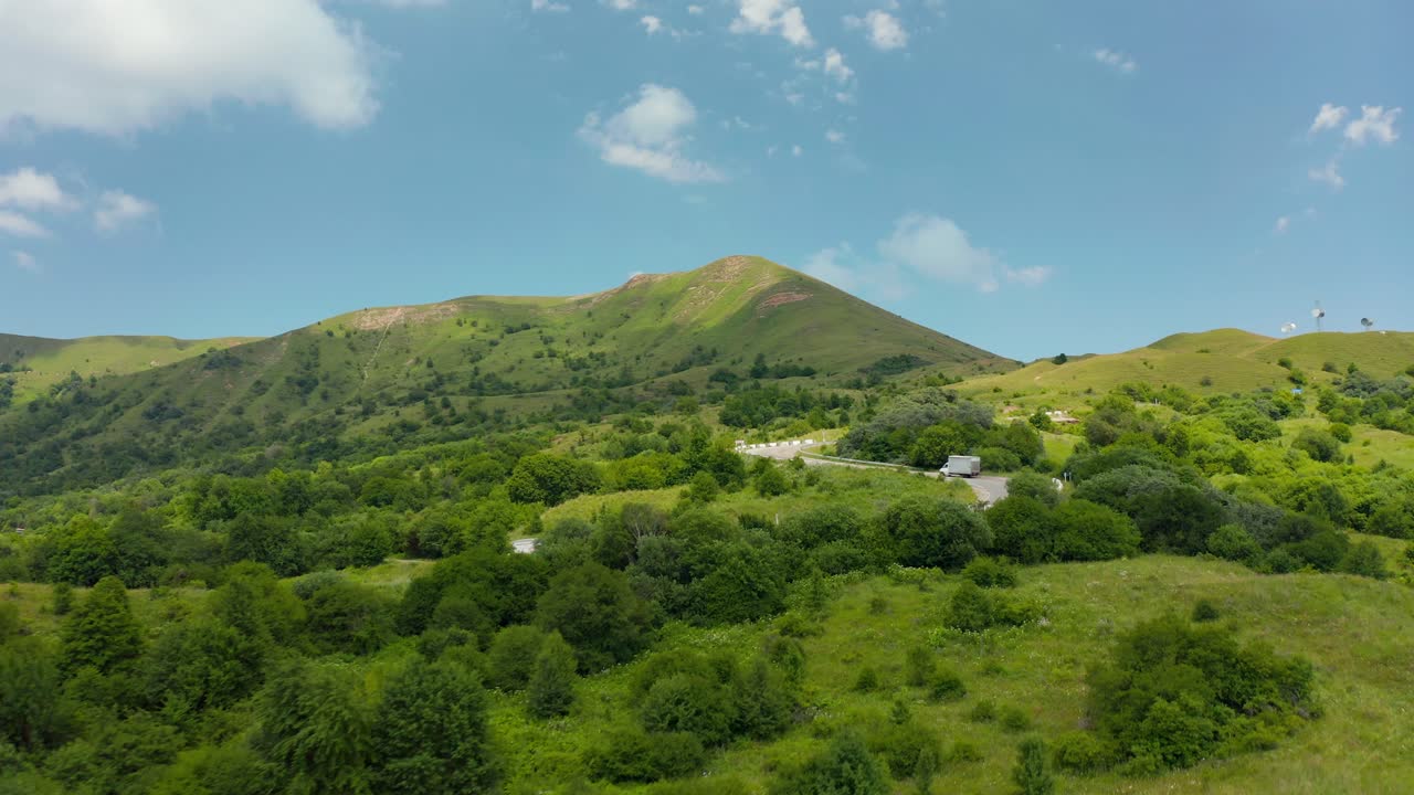 vista aérea de la carretera forestal de montaña en el campo en la región de kakheti en georgia