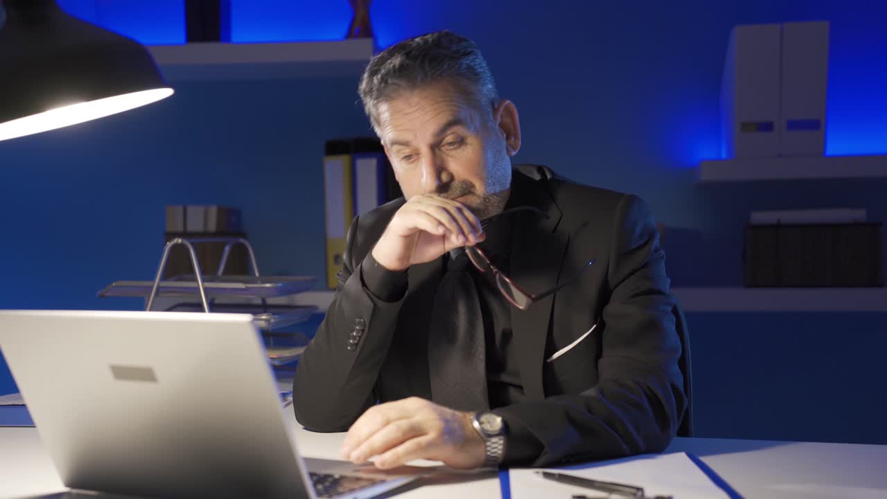 열심히 일해서 피곤한 성숙한 사업가는 눈이 아프고 잠들어 있습니다.