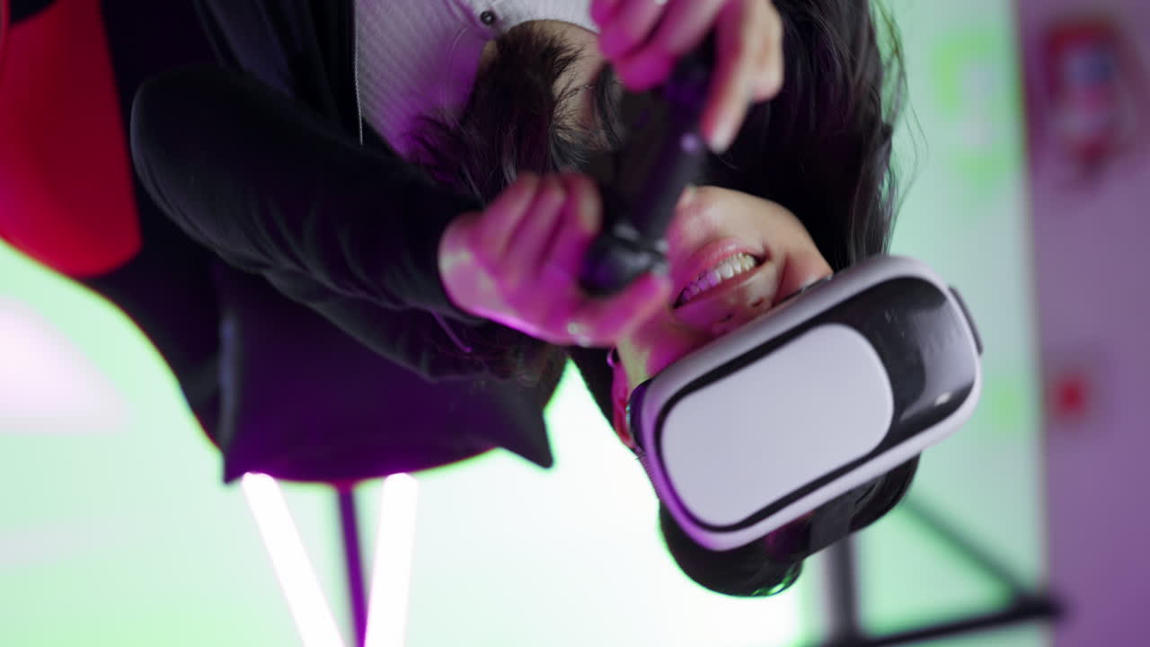 Donna che gioca a giochi VR