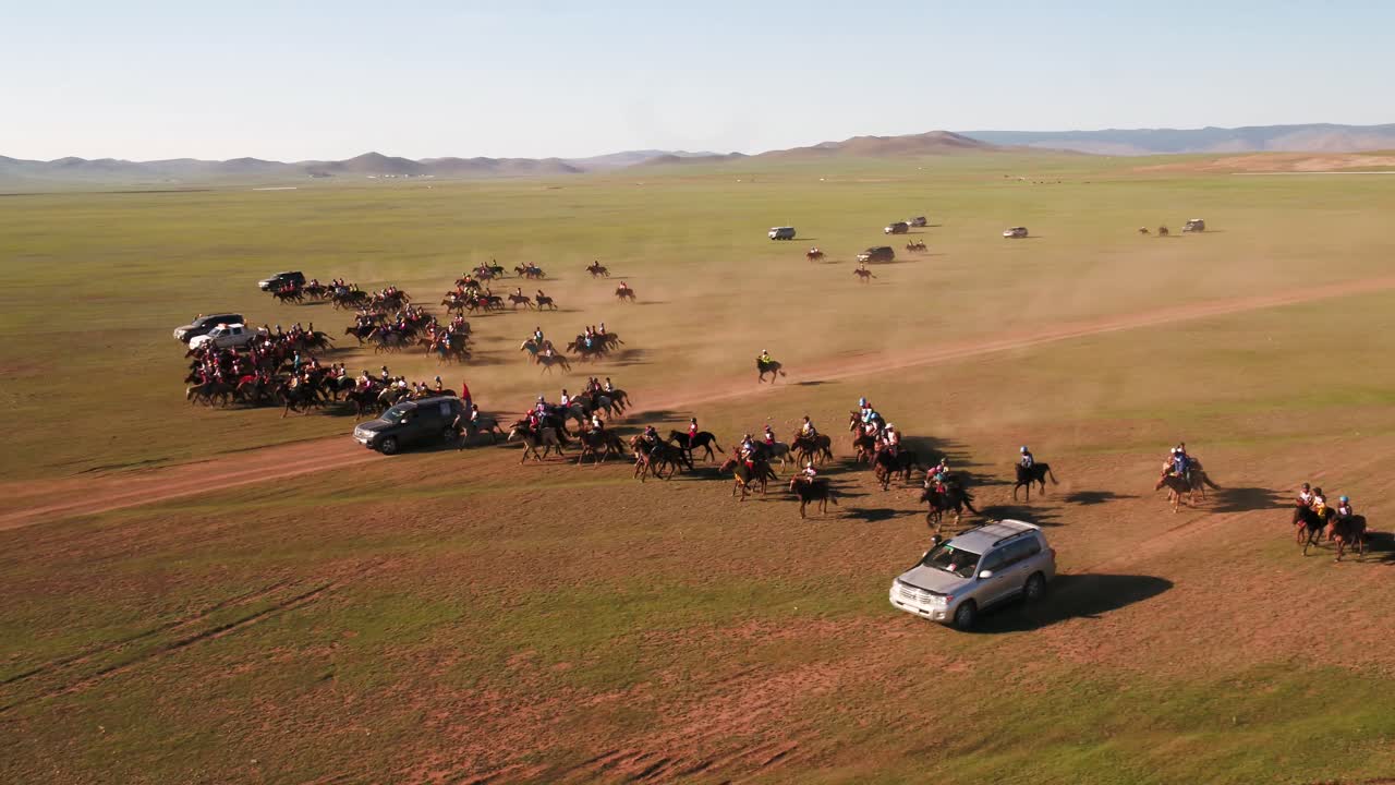 jinetes mongoles entrenando para una carrera de caballos en mongolia llamada naadaam galopando a través de la estepa