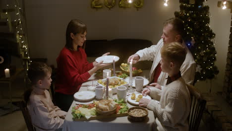 Celebración-De-Nochevieja-En-El-Salón.