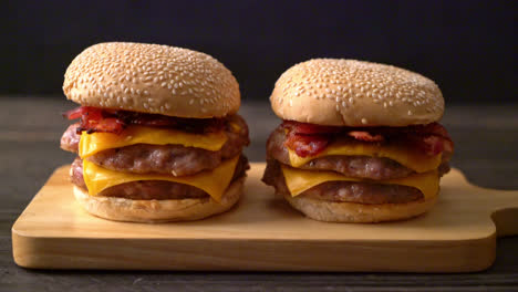 Hamburguesa-De-Cerdo-O-Hamburguesa-De-Cerdo-Con-Queso-Y-Tocino