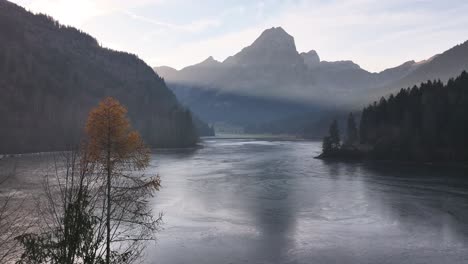 vista aérea del hermoso lago congelado obersee en una mañana de invierno, con montañas cubiertas de nieve que rodean el sereno lago.