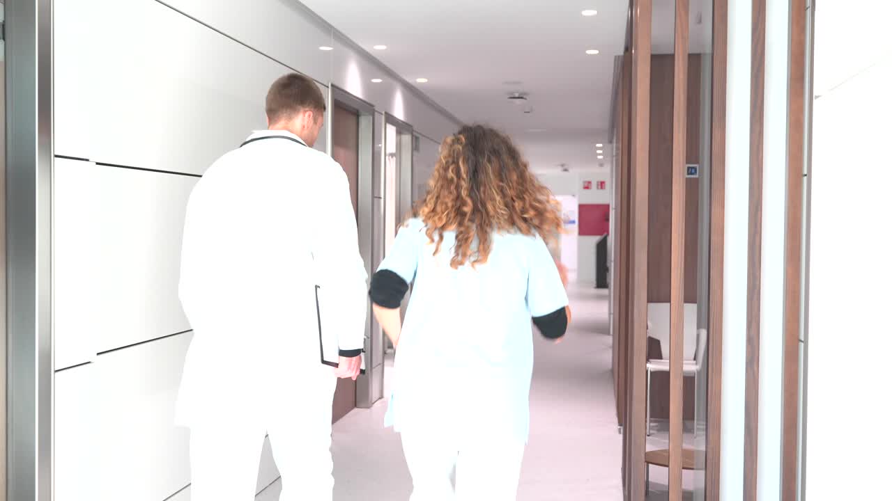Hastane koridorunda yürüyen doktorlar