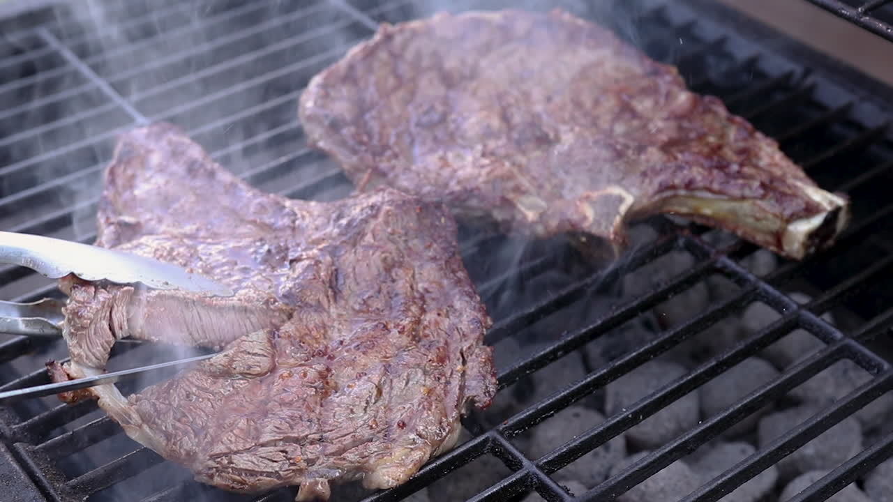 bistec en barbacoa de carbón que muestra un grado de cocción medio a bien hecho