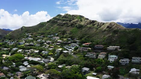 Las-Casas-Se-Encuentran-Debajo-Del-Pico-Pastillero-De-Oahu-En-Un-Día-Soleado