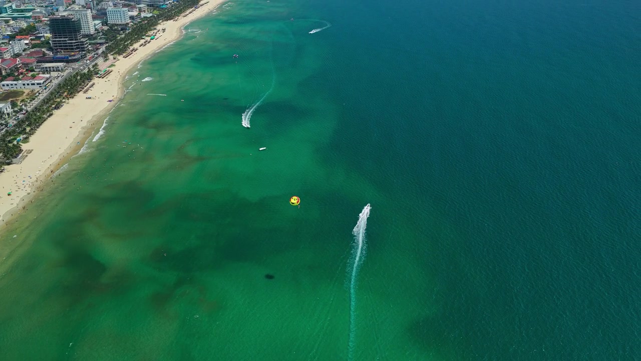 Da Nang, Vietnam'da parasailing - havadan çekim.