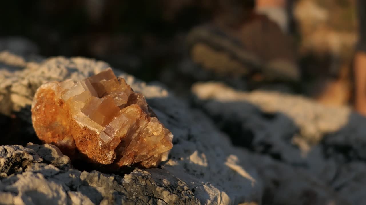 Mann entdeckt glänzendes Kristall-Mineralgestein im Freien, schöne Steinentdeckung