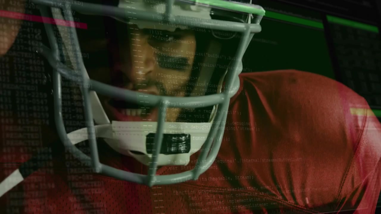 Giocatore di football americano che solleva e sistema il casco, allacciando il cinturino sotto un codice digitale, preparandosi per la giocata