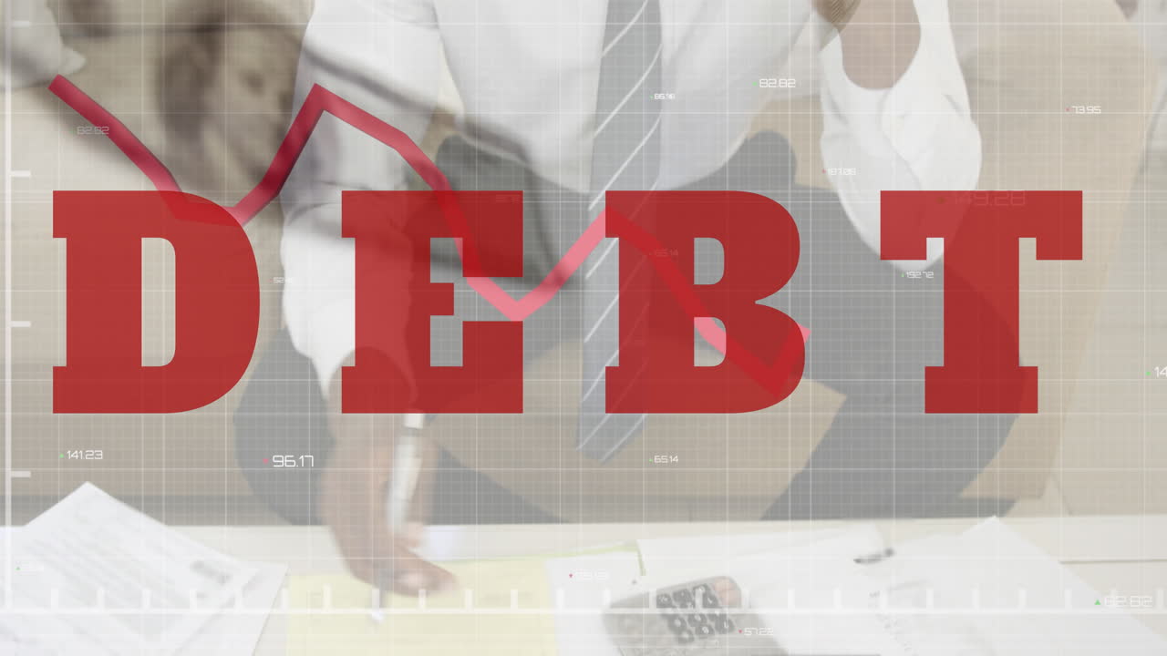 ⁇  텍스트와 빨간 그래프는 걱정 된 남자에 대해 움직입니다. 지폐를 확인하고 미국 달러 지폐가 떨어집니다.