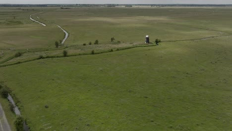 Die-Norfolk-Broads-Flache-Landschaft-Luftwindmühle-Wasserstraßenstecklinge