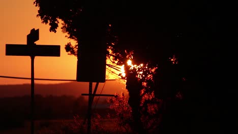 Farben-Des-Sonnenuntergangs-Zur-Goldenen-Stunde-Auf-Einer-Straße